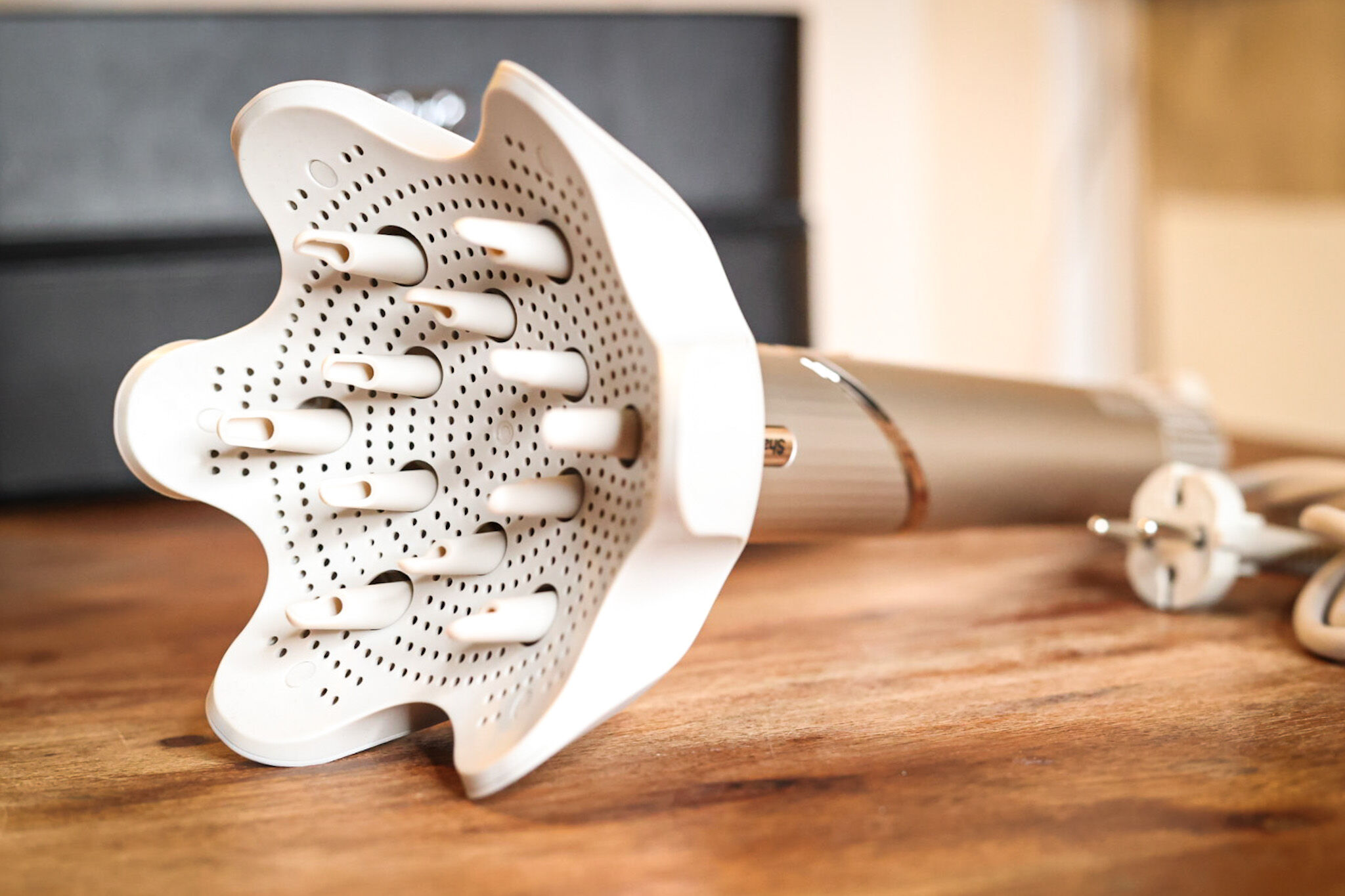 You can see the diffuser attachment of the Shark FlexStyle. 